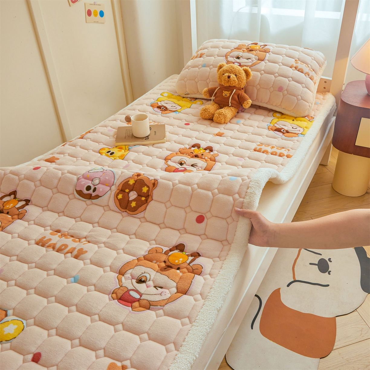 91家纺网 家纺一手货源 找家纺 雯豆家纺 【加厚款】2025新款牛奶绒床褥床垫学生宿舍床护垫子 牛奶绒床褥-甜心布布【加厚款】