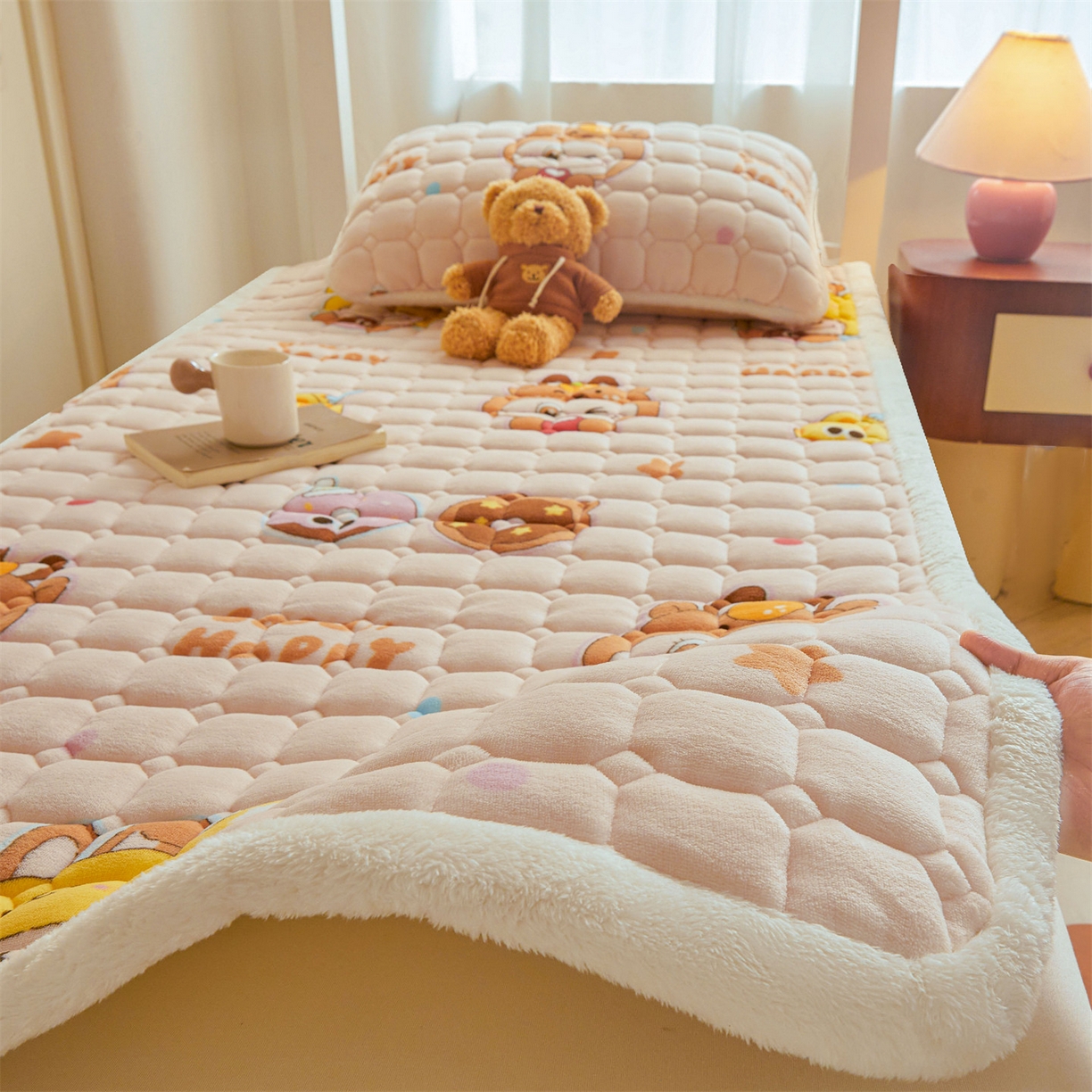 91家纺网 家纺一手货源 找家纺 雯豆家纺 【加厚款】2025新款牛奶绒床褥床垫学生宿舍床护垫子 牛奶绒床褥-甜心布布【加厚款】