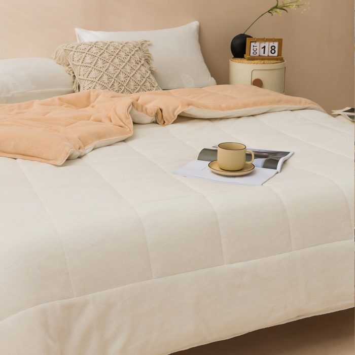 91家纺网 家纺一手货源 找家纺 恩和家纺 2025新款牛奶绒方格绗缝毯 米白