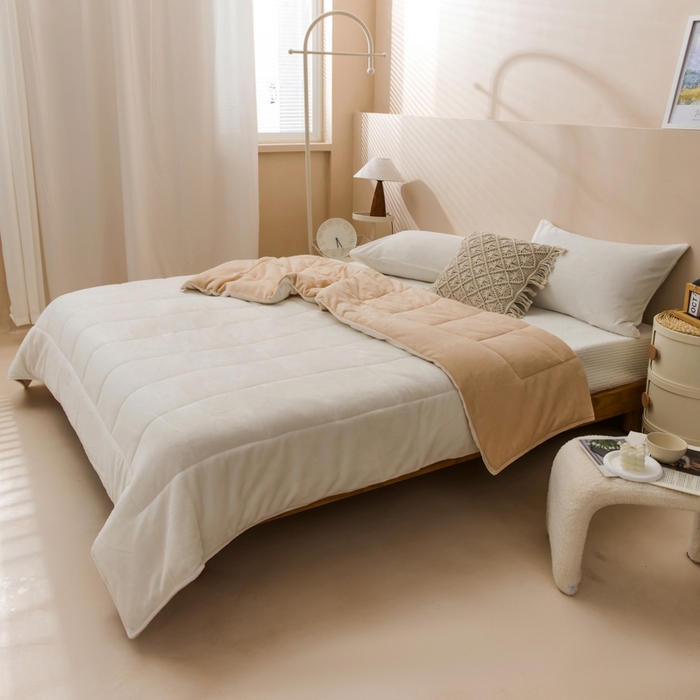 91家纺网 家纺一手货源 找家纺 恩和家纺 2025新款牛奶绒方格绗缝毯 米白