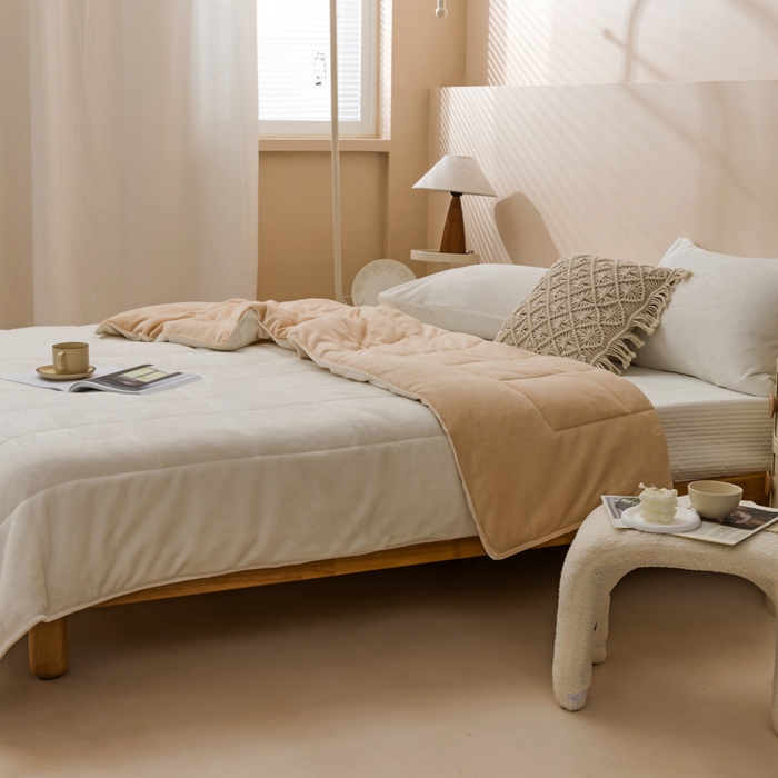 91家纺网 家纺一手货源 找家纺 恩和家纺 2025新款牛奶绒方格绗缝毯 米白