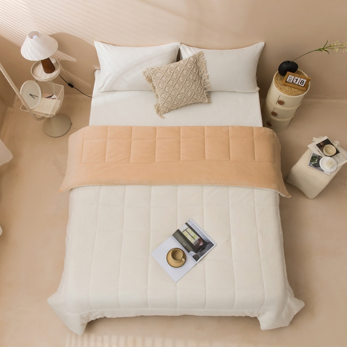 91家纺网 家纺一手货源 找家纺 恩和家纺 2025新款牛奶绒方格绗缝毯 米白