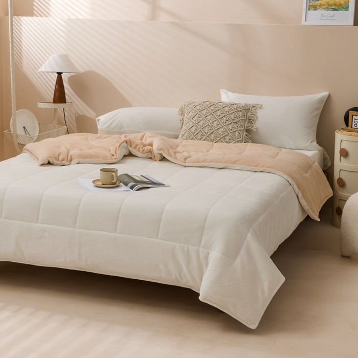 91家纺网 家纺一手货源 找家纺 恩和家纺 2025新款牛奶绒方格绗缝毯 米白