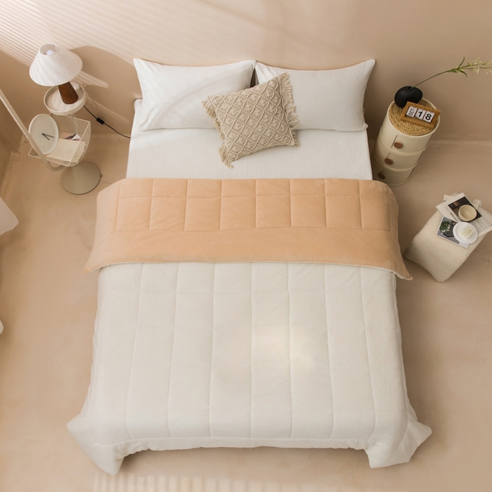 91家纺网 家纺一手货源 找家纺 恩和家纺 2025新款牛奶绒方格绗缝毯 米白