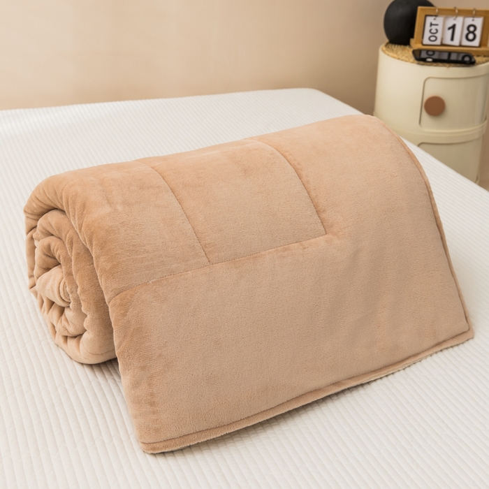 91家纺网 家纺一手货源 找家纺 恩和家纺 2025新款牛奶绒方格绗缝毯 米驼