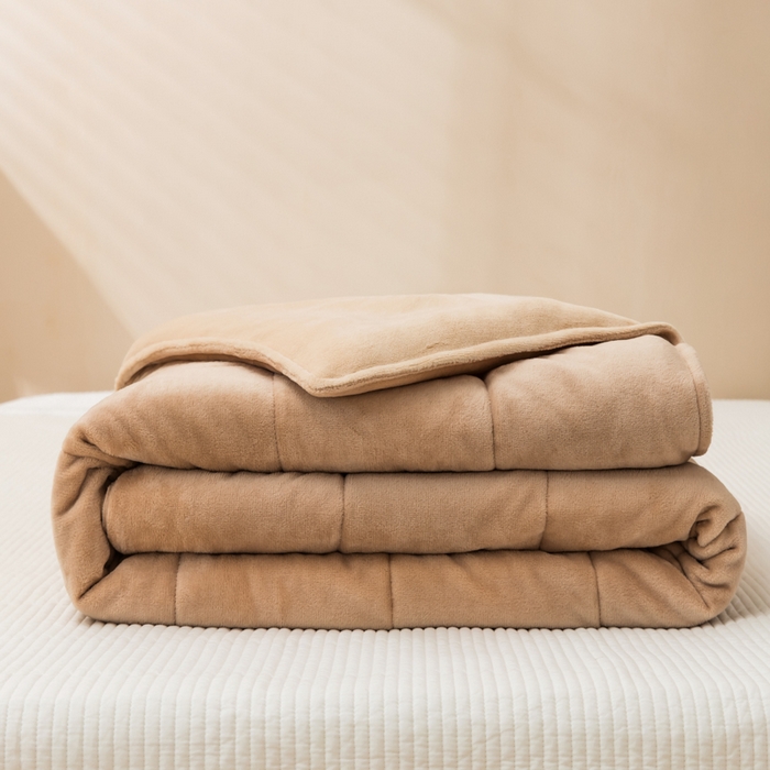 91家纺网 家纺一手货源 找家纺 恩和家纺 2025新款牛奶绒方格绗缝毯 米驼