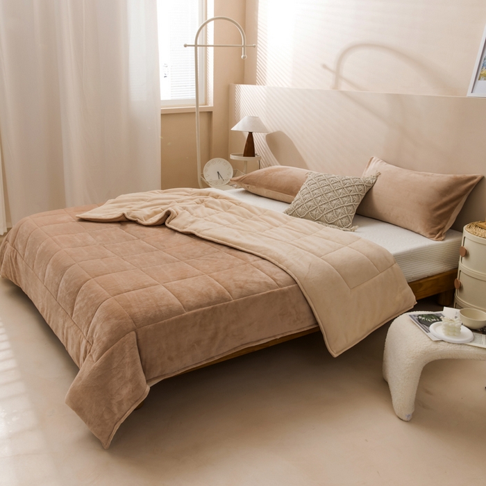 91家纺网 家纺一手货源 找家纺 恩和家纺 2025新款牛奶绒方格绗缝毯 米驼