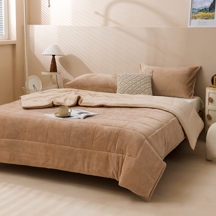 91家纺网 家纺一手货源 找家纺 恩和家纺 2025新款牛奶绒方格绗缝毯 米驼