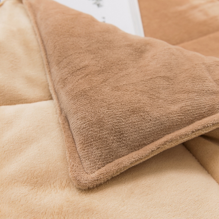 91家纺网 家纺一手货源 找家纺 恩和家纺 2025新款牛奶绒方格绗缝毯 米驼