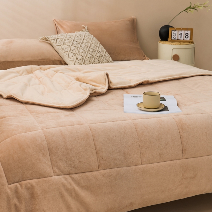 91家纺网 家纺一手货源 找家纺 恩和家纺 2025新款牛奶绒方格绗缝毯 米驼