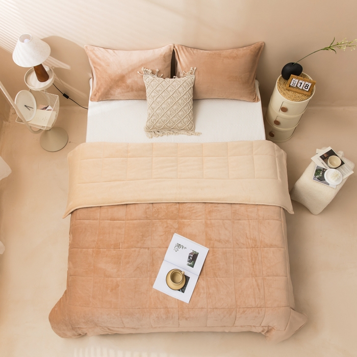 91家纺网 家纺一手货源 找家纺 恩和家纺 2025新款牛奶绒方格绗缝毯 米驼