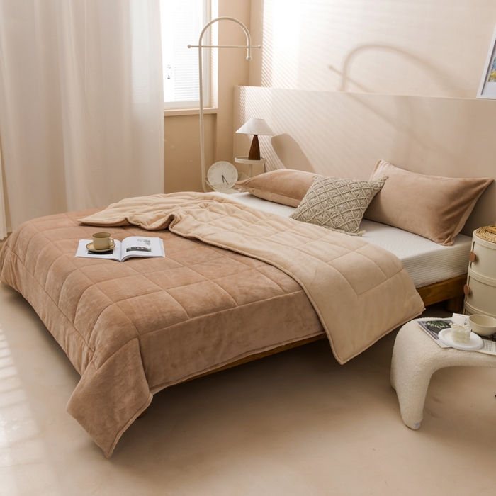 91家纺网 家纺一手货源 找家纺 恩和家纺 2025新款牛奶绒方格绗缝毯 米驼