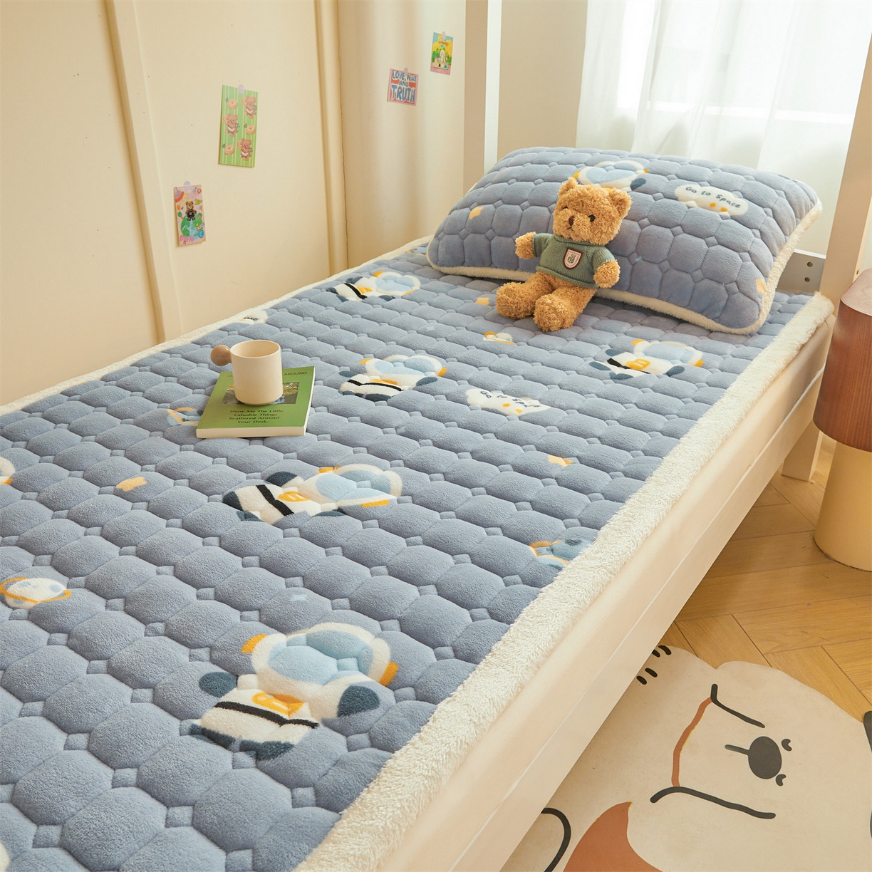 91家纺网 家纺一手货源 找家纺 雯豆家纺 【加厚款】2025新款牛奶绒床褥床垫学生宿舍床护垫子 牛奶绒床褥-小小太空人【加厚款】