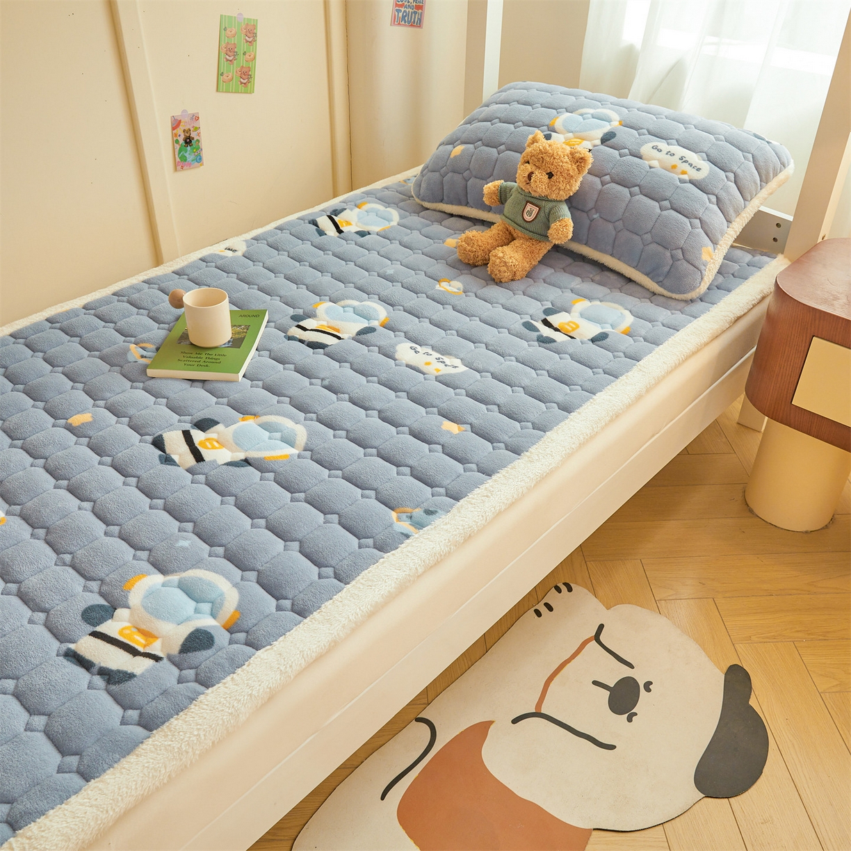 91家纺网 家纺一手货源 找家纺 雯豆家纺 【加厚款】2025新款牛奶绒床褥床垫学生宿舍床护垫子 牛奶绒床褥-小小太空人【加厚款】