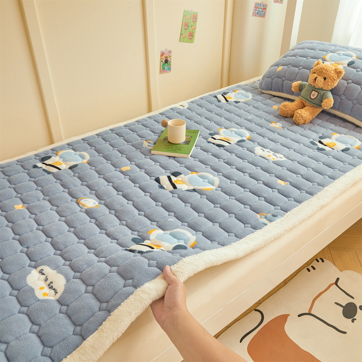 91家纺网 家纺一手货源 找家纺 雯豆家纺 【加厚款】2025新款牛奶绒床褥床垫学生宿舍床护垫子 牛奶绒床褥-小小太空人【加厚款】
