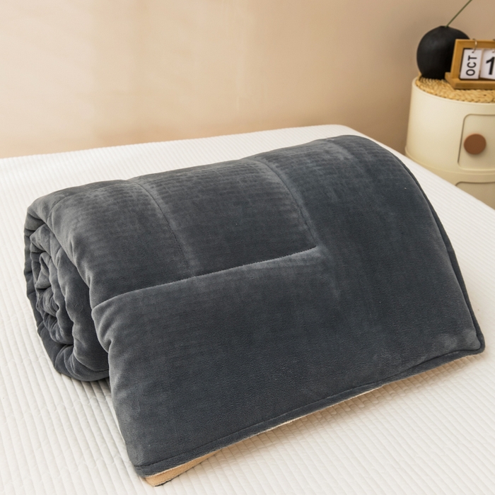 91家纺网 家纺一手货源 找家纺 恩和家纺 2025新款牛奶绒方格绗缝毯 深灰