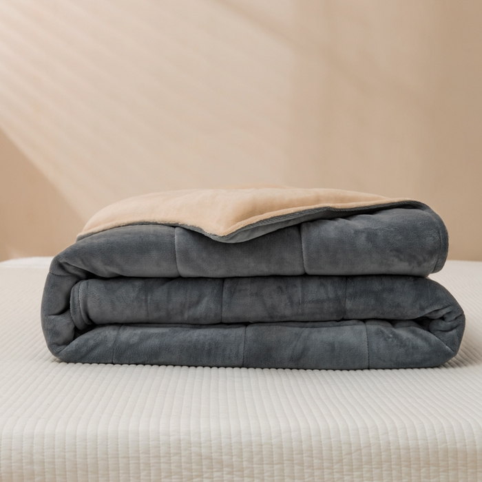 91家纺网 家纺一手货源 找家纺 恩和家纺 2025新款牛奶绒方格绗缝毯 深灰