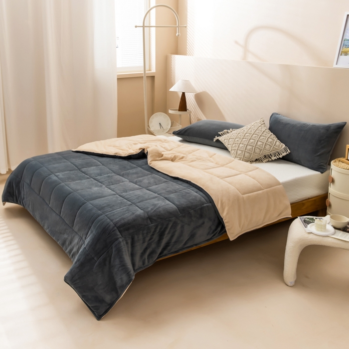 91家纺网 家纺一手货源 找家纺 恩和家纺 2025新款牛奶绒方格绗缝毯 深灰