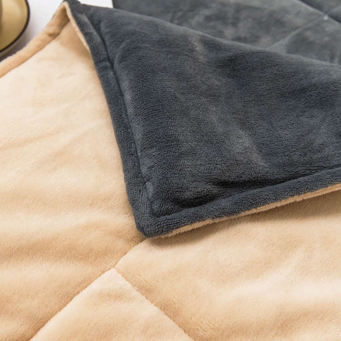 91家纺网 家纺一手货源 找家纺 恩和家纺 2025新款牛奶绒方格绗缝毯 深灰