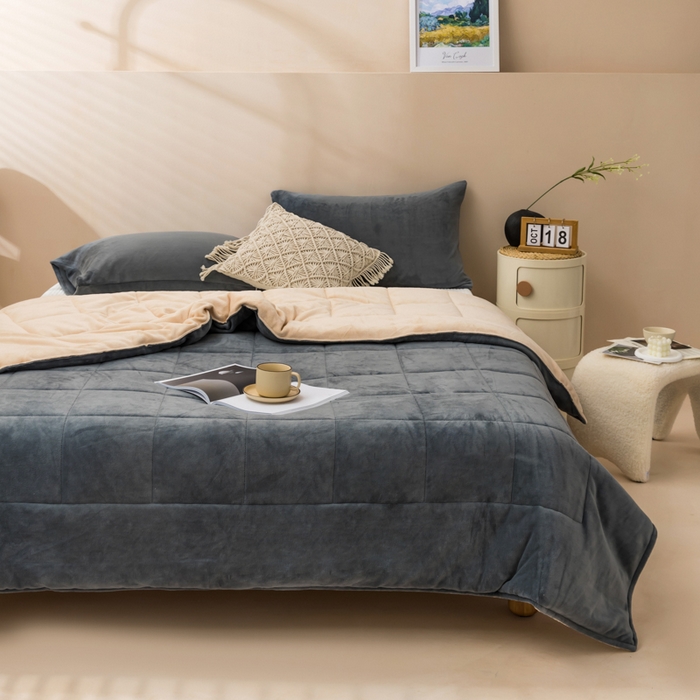 91家纺网 家纺一手货源 找家纺 恩和家纺 2025新款牛奶绒方格绗缝毯 深灰