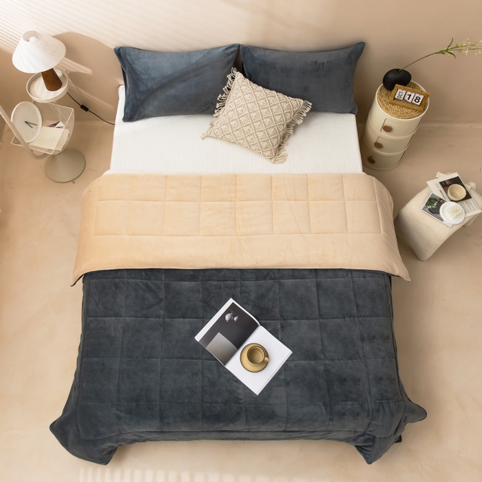 91家纺网 家纺一手货源 找家纺 恩和家纺 2025新款牛奶绒方格绗缝毯 深灰