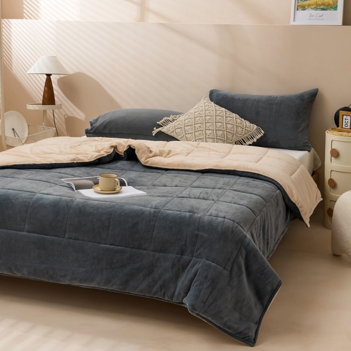 91家纺网 家纺一手货源 找家纺 恩和家纺 2025新款牛奶绒方格绗缝毯 深灰