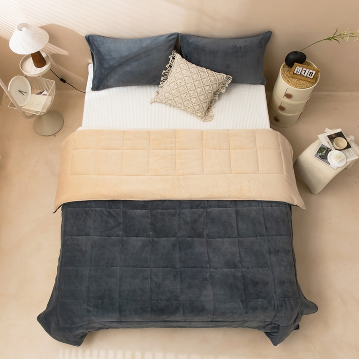 91家纺网 家纺一手货源 找家纺 恩和家纺 2025新款牛奶绒方格绗缝毯 深灰