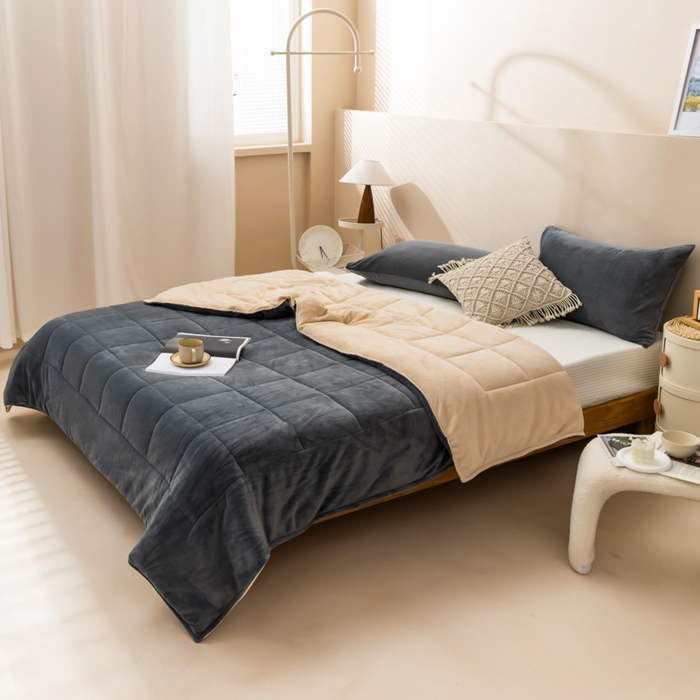 91家纺网 家纺一手货源 找家纺 恩和家纺 2025新款牛奶绒方格绗缝毯 深灰