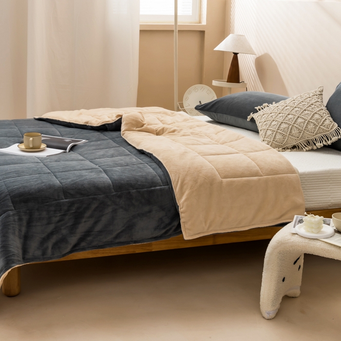 91家纺网 家纺一手货源 找家纺 恩和家纺 2025新款牛奶绒方格绗缝毯 深灰