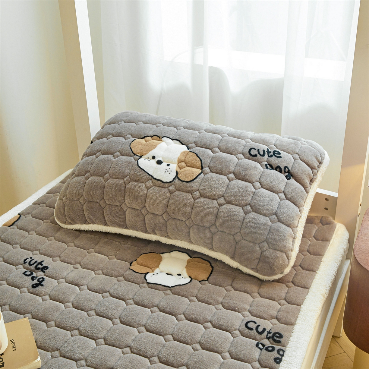 91家纺网 家纺一手货源 找家纺 雯豆家纺 【加厚款】2025新款牛奶绒床褥床垫学生宿舍床护垫子 牛奶绒床褥-阳光狗【加厚款】