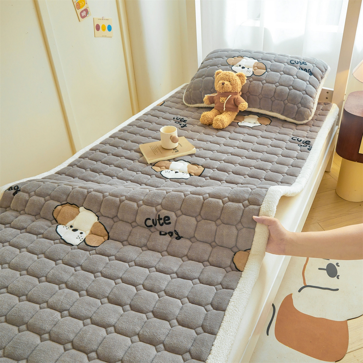 91家纺网 家纺一手货源 找家纺 雯豆家纺 【加厚款】2025新款牛奶绒床褥床垫学生宿舍床护垫子 牛奶绒床褥-阳光狗【加厚款】