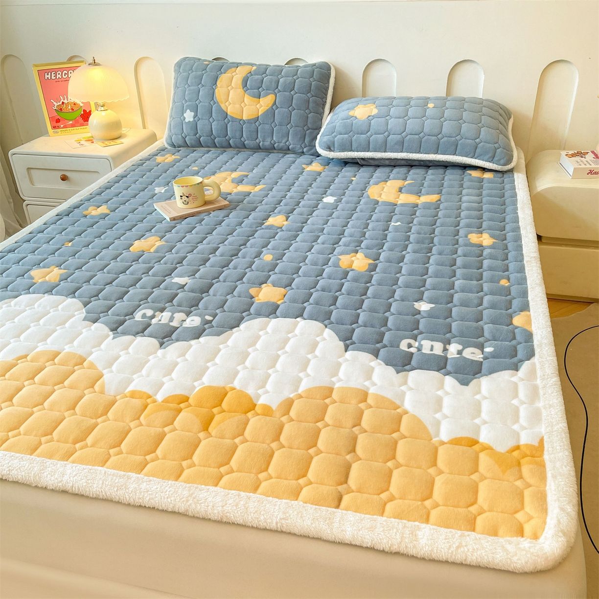 91家纺网 家纺一手货源 找家纺 雯豆家纺 【加厚款】2025新款牛奶绒床垫床护垫印花小清新床褥床垫子 牛奶绒床褥-筑梦星空【加厚款】