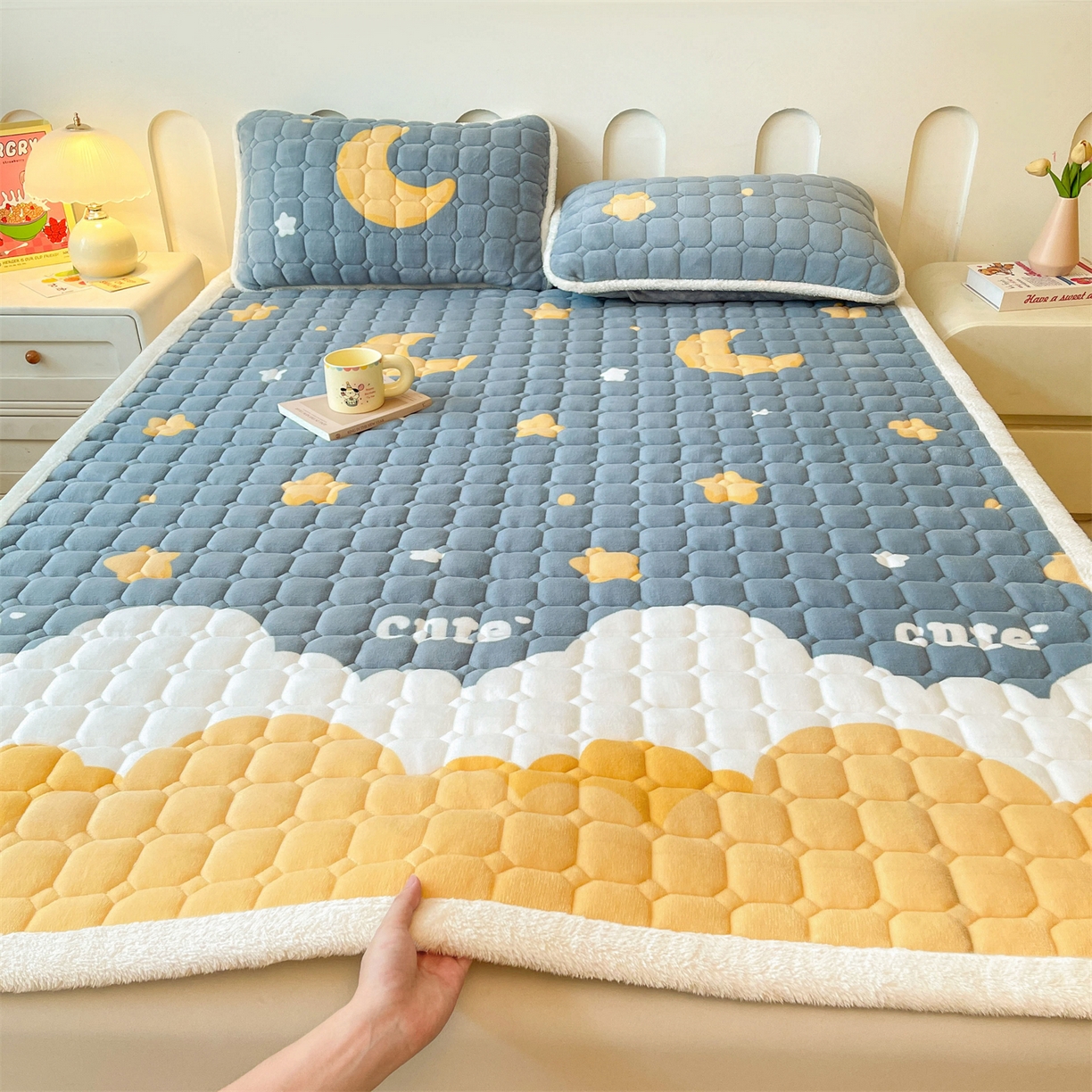 91家纺网 家纺一手货源 找家纺 雯豆家纺 【加厚款】2025新款牛奶绒床垫床护垫印花小清新床褥床垫子 牛奶绒床褥-筑梦星空【加厚款】