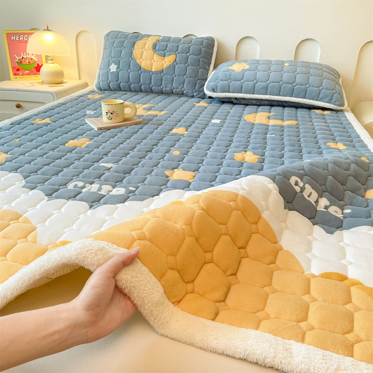 91家纺网 家纺一手货源 找家纺 雯豆家纺 【加厚款】2025新款牛奶绒床垫床护垫印花小清新床褥床垫子 牛奶绒床褥-筑梦星空【加厚款】