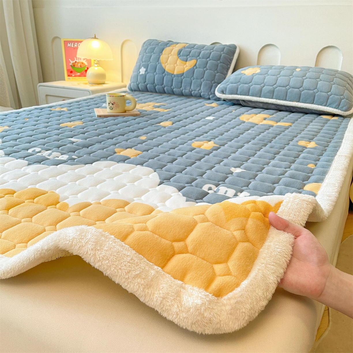 91家纺网 家纺一手货源 找家纺 雯豆家纺 【加厚款】2025新款牛奶绒床垫床护垫印花小清新床褥床垫子 牛奶绒床褥-筑梦星空【加厚款】