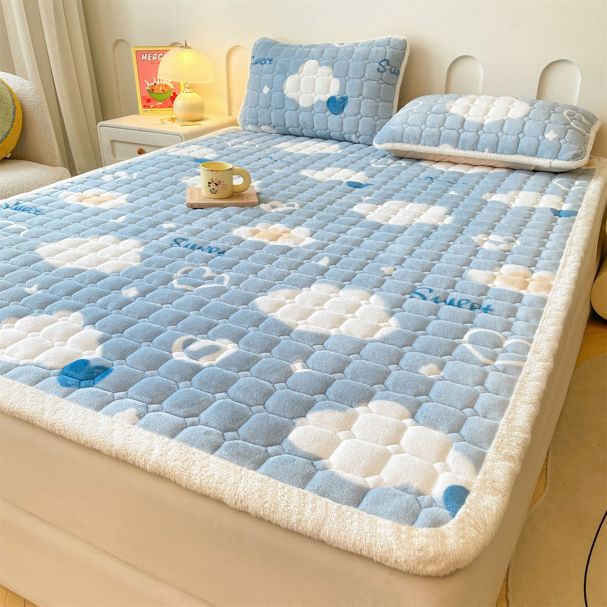 91家纺网 家纺一手货源 找家纺 雯豆家纺 【加厚款】2025新款牛奶绒床垫床护垫印花小清新床褥床垫子 牛奶绒床褥-爱心云【加厚款】