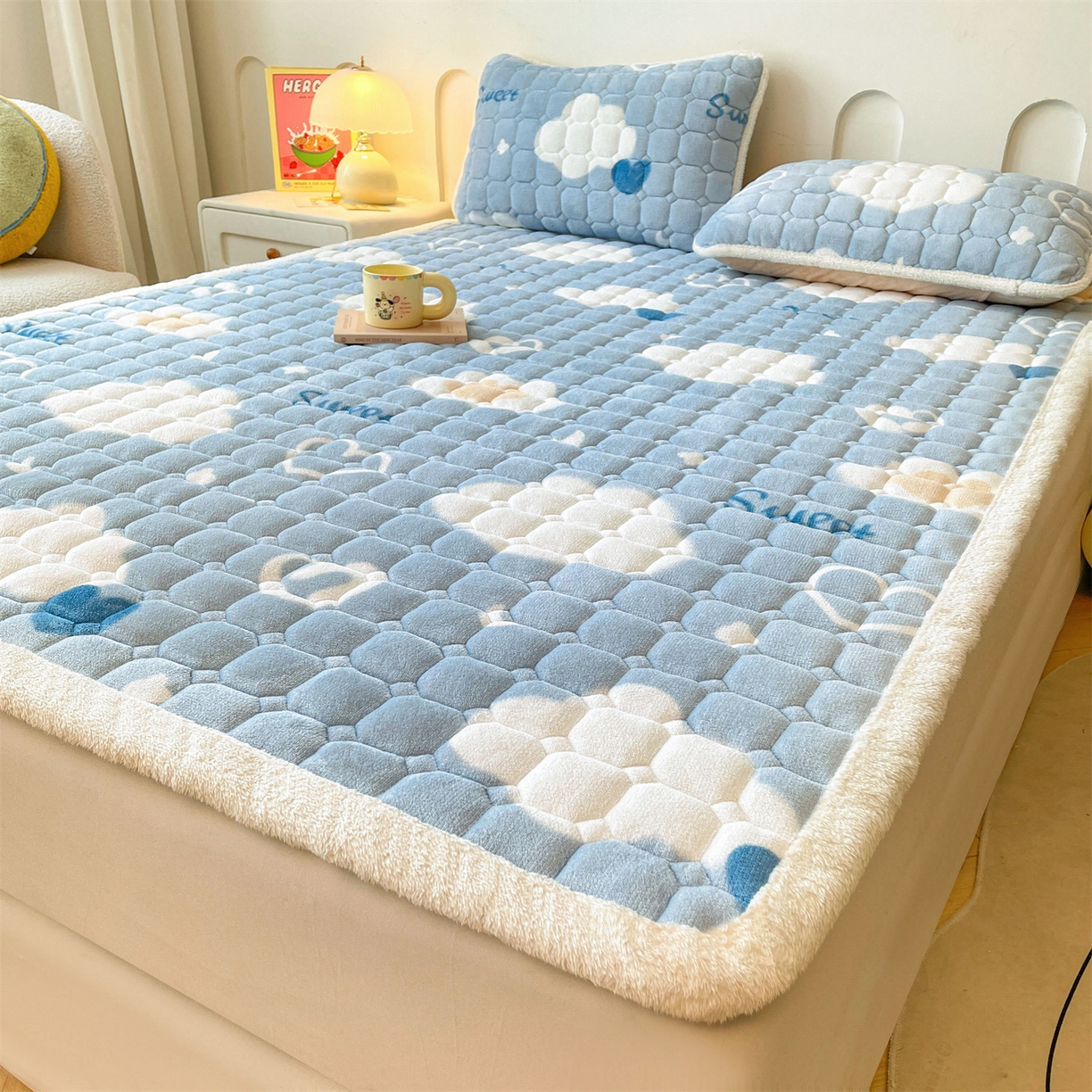 91家纺网 家纺一手货源 找家纺 雯豆家纺 【加厚款】2025新款牛奶绒床垫床护垫印花小清新床褥床垫子 牛奶绒床褥-爱心云【加厚款】