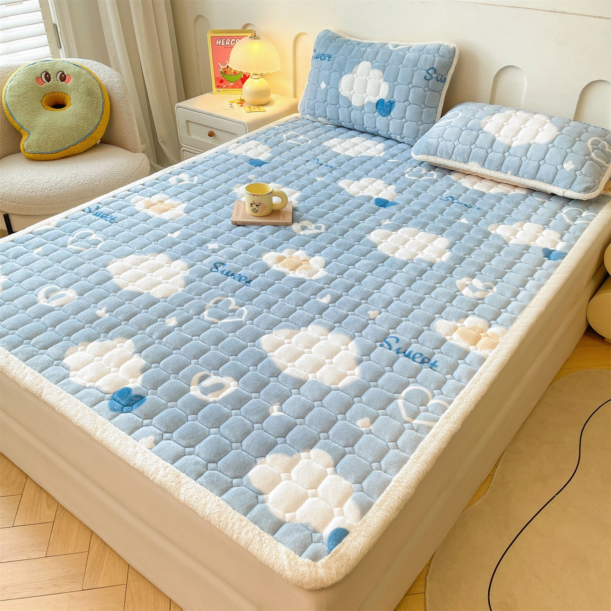 91家纺网 家纺一手货源 找家纺 雯豆家纺 【加厚款】2025新款牛奶绒床垫床护垫印花小清新床褥床垫子 牛奶绒床褥-爱心云【加厚款】