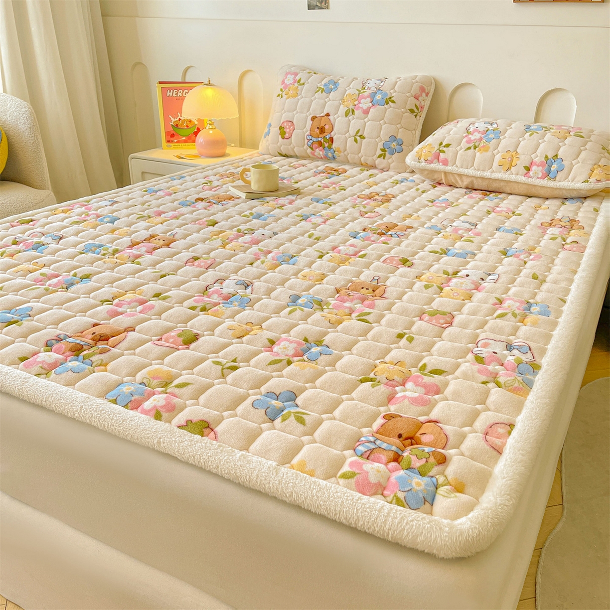 91家纺网 家纺一手货源 找家纺 雯豆家纺 【加厚款】2025新款牛奶绒床垫床护垫印花小清新床褥床垫子 牛奶绒床褥-彩色萌宠【加厚款】