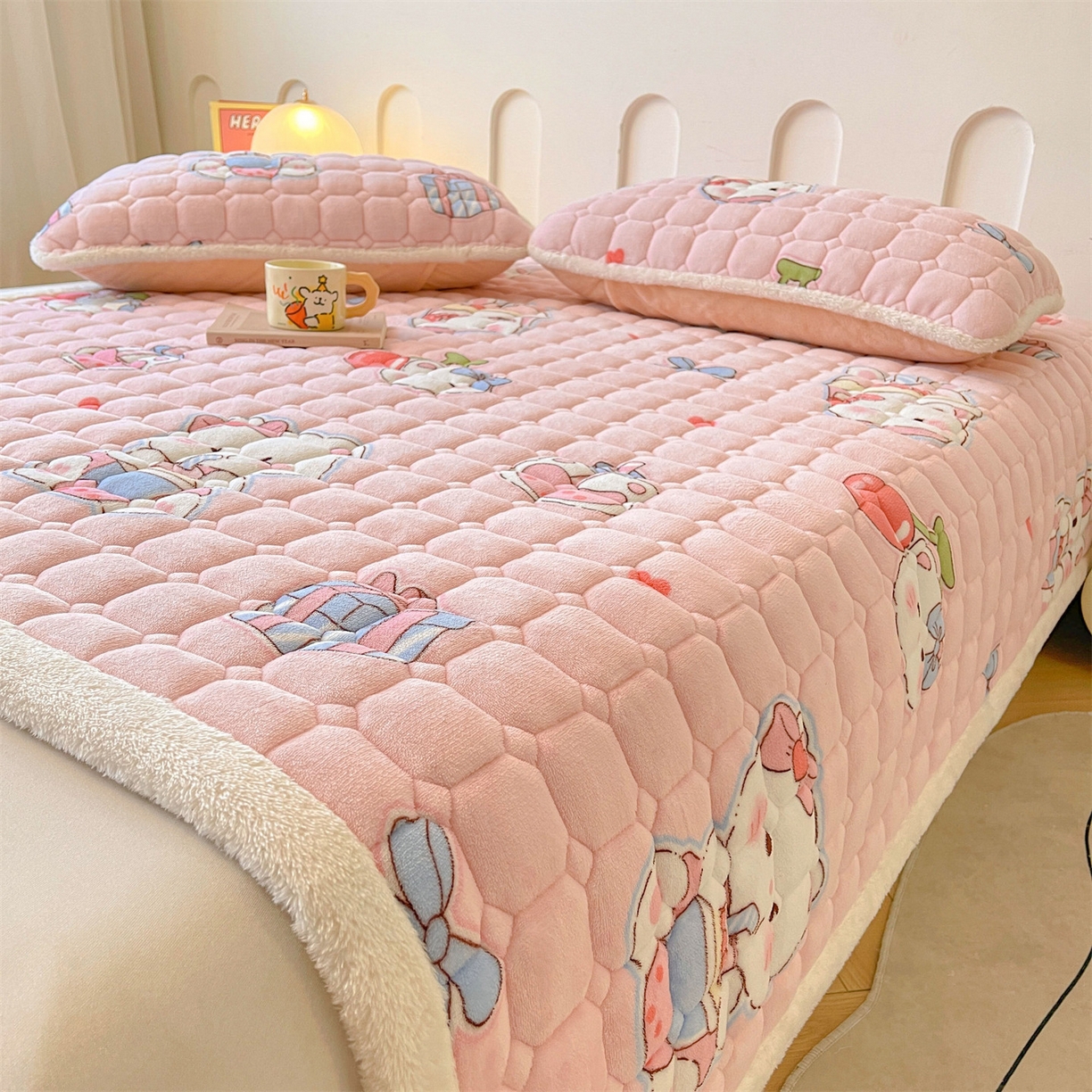 91家纺网 家纺一手货源 找家纺 雯豆家纺 【加厚款】2025新款牛奶绒床垫床护垫印花小清新床褥床垫子 牛奶绒床褥-茶杯猫咪【加厚款】
