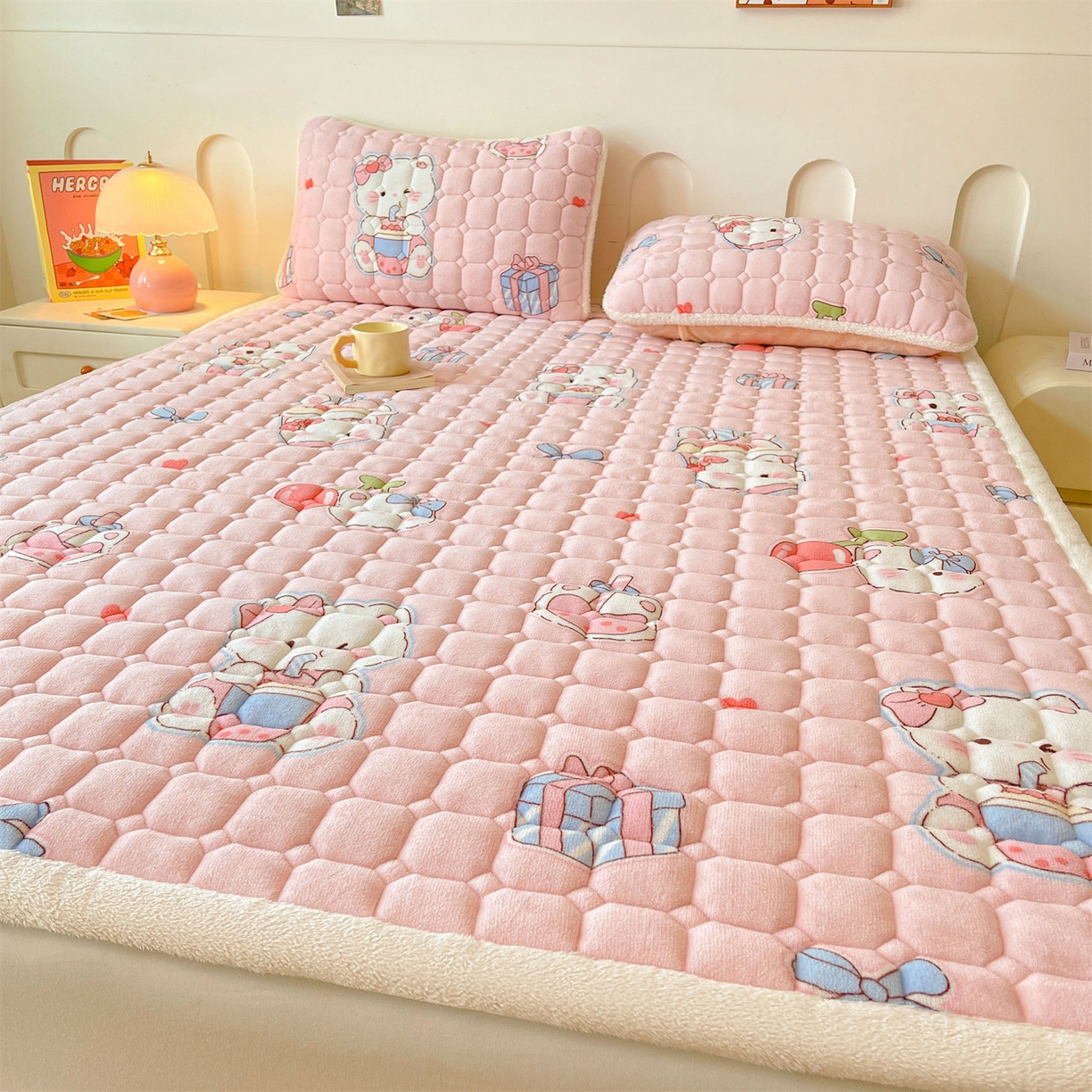 91家纺网 家纺一手货源 找家纺 雯豆家纺 【加厚款】2025新款牛奶绒床垫床护垫印花小清新床褥床垫子 牛奶绒床褥-茶杯猫咪【加厚款】