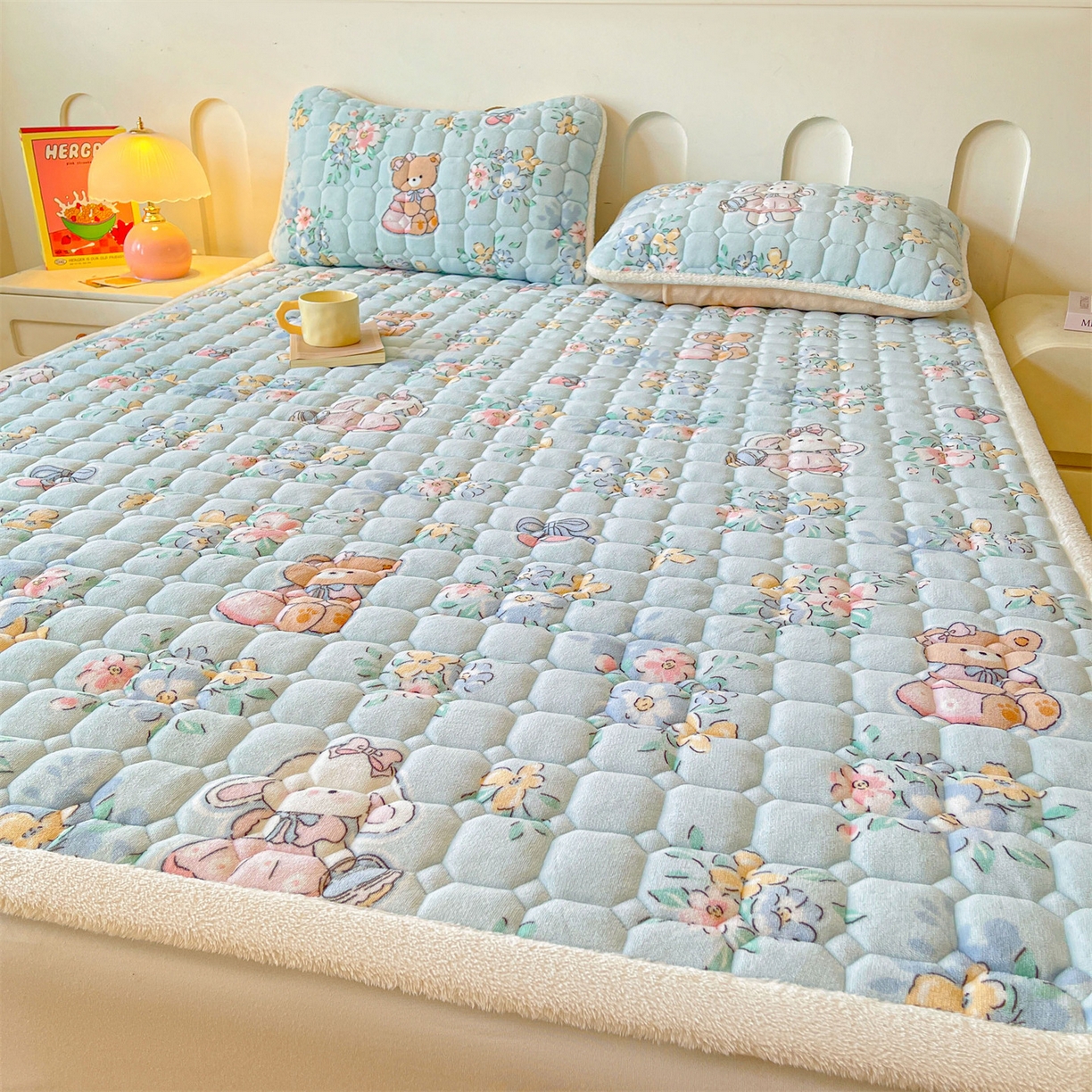 91家纺网 家纺一手货源 找家纺 雯豆家纺 【加厚款】2025新款牛奶绒床垫床护垫印花小清新床褥床垫子 牛奶绒床褥-多彩生活【加厚款】