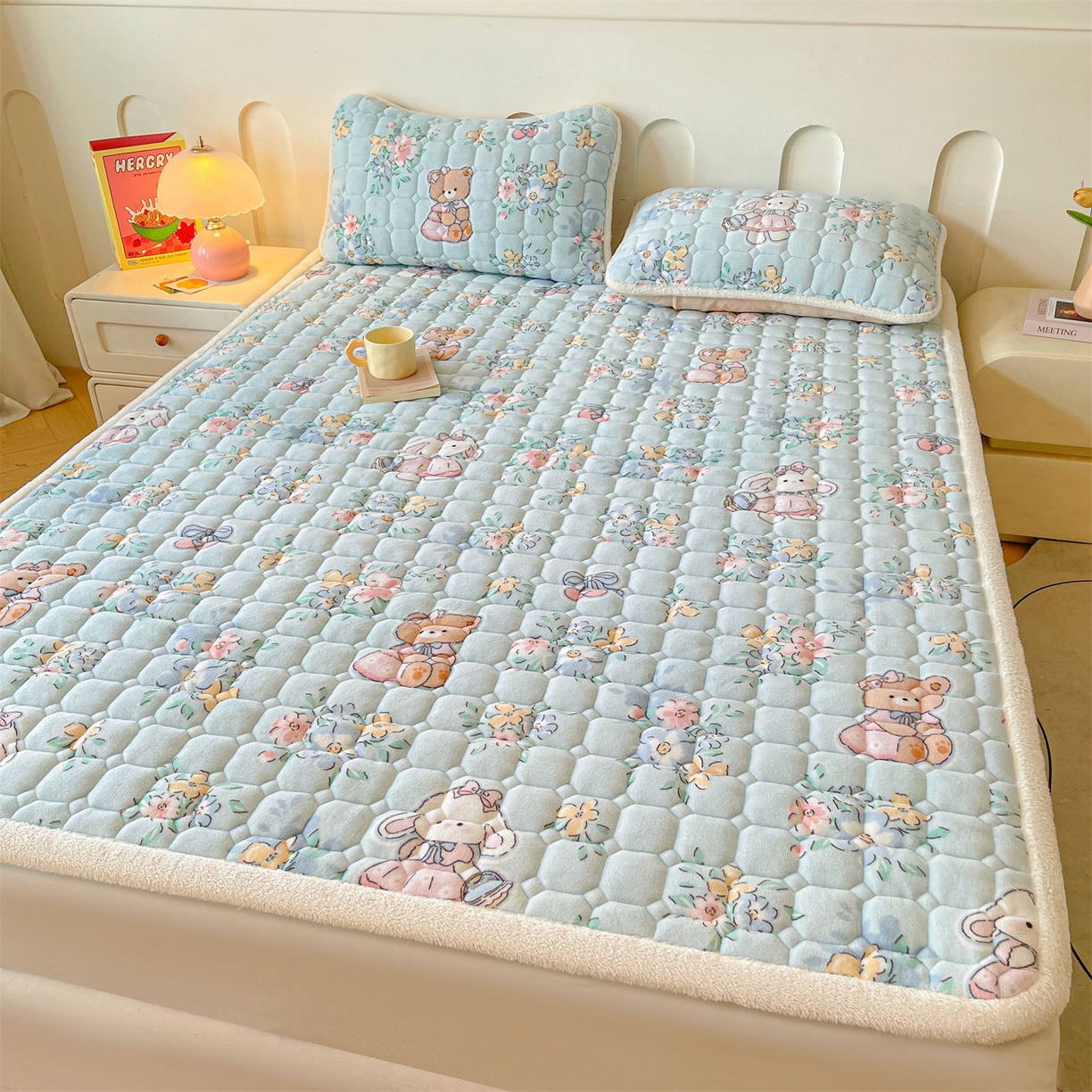 91家纺网 家纺一手货源 找家纺 雯豆家纺 【加厚款】2025新款牛奶绒床垫床护垫印花小清新床褥床垫子 牛奶绒床褥-多彩生活【加厚款】