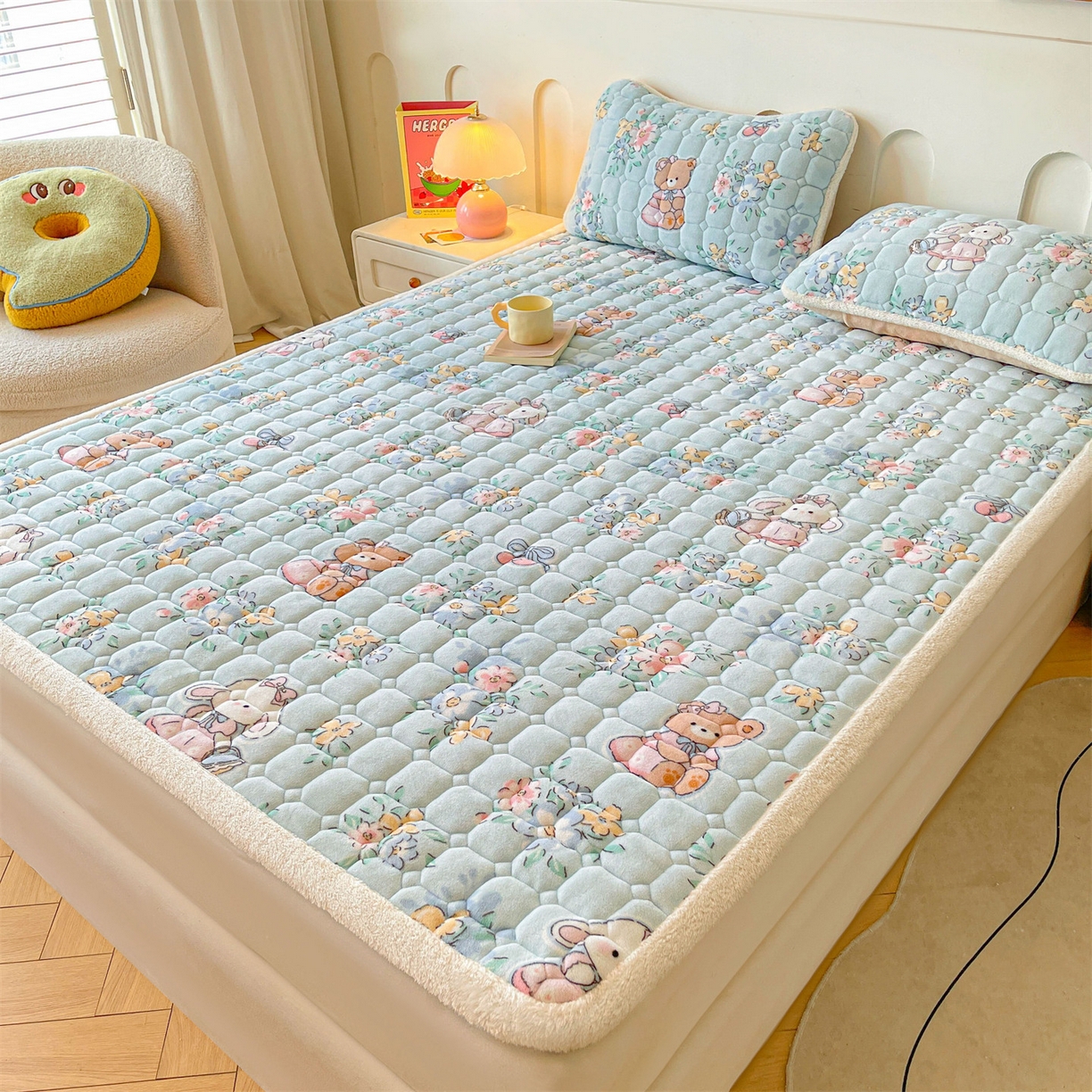 91家纺网 家纺一手货源 找家纺 雯豆家纺 【加厚款】2025新款牛奶绒床垫床护垫印花小清新床褥床垫子 牛奶绒床褥-多彩生活【加厚款】