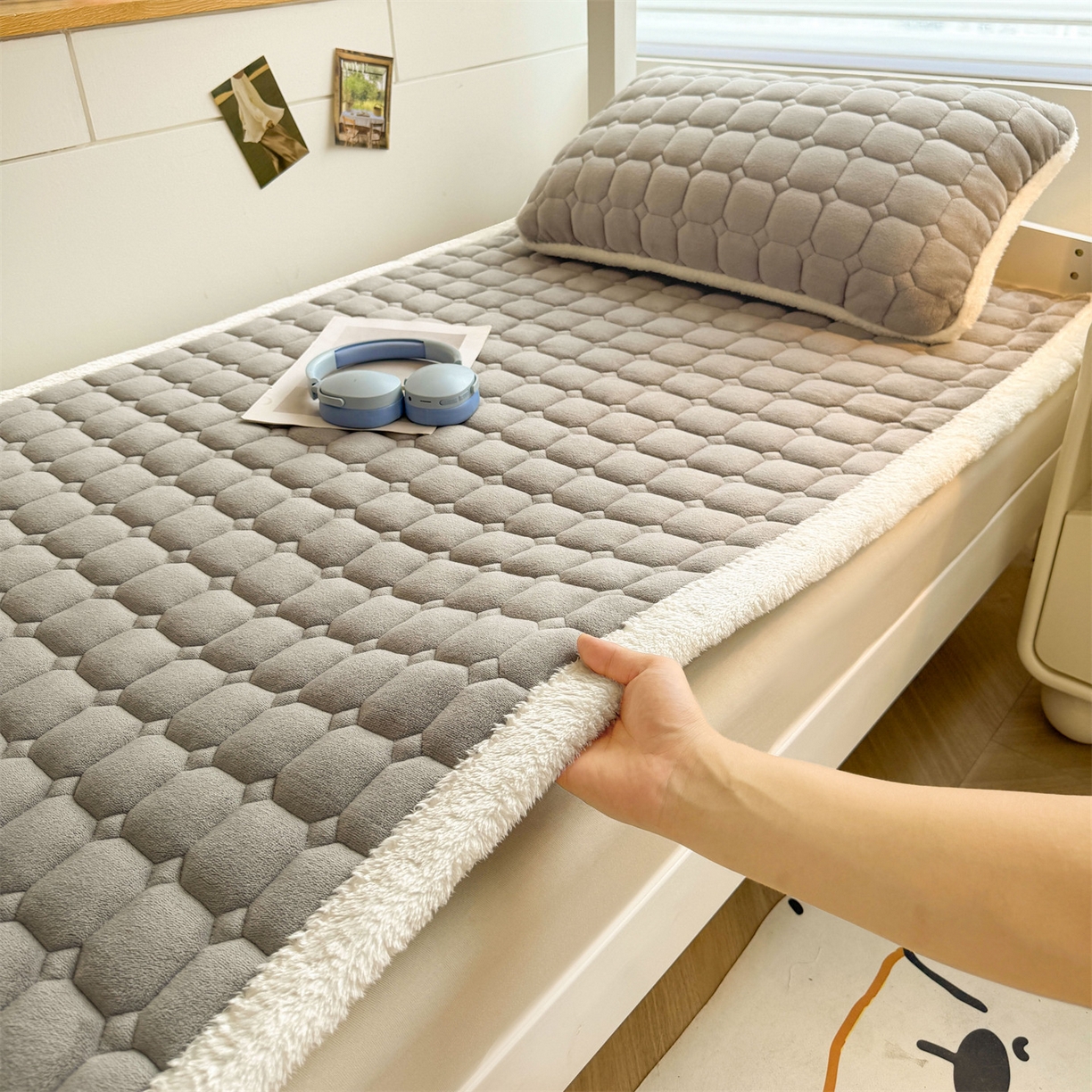 91家纺网 家纺一手货源 找家纺 雯豆家纺 【加厚款】2025新款牛奶绒床褥纯色学生宿舍床垫子 牛奶绒床褥-深空灰【加厚款】