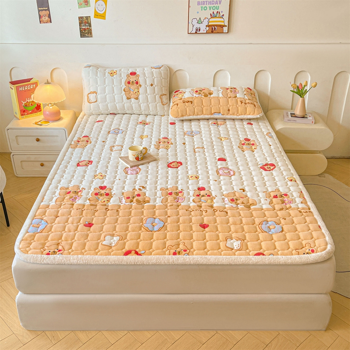 91家纺网 家纺一手货源 找家纺 雯豆家纺 【加厚款】2025新款牛奶绒床垫床护垫印花小清新床褥床垫子 牛奶绒床褥-欢乐聚会【加厚款】