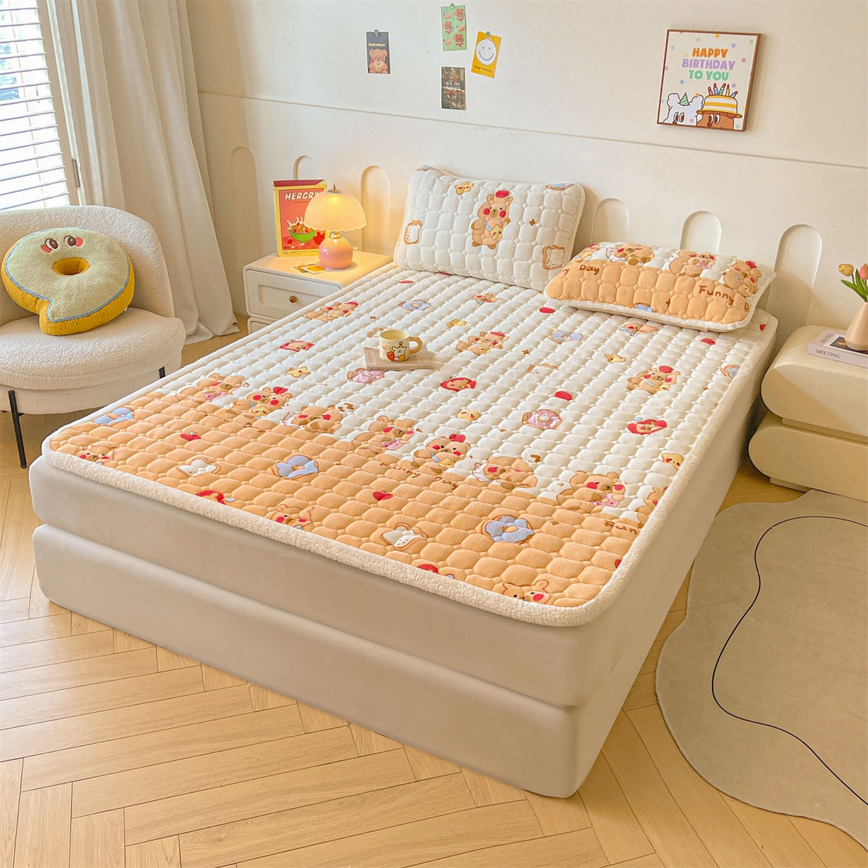 91家纺网 家纺一手货源 找家纺 雯豆家纺 【加厚款】2025新款牛奶绒床垫床护垫印花小清新床褥床垫子 牛奶绒床褥-欢乐聚会【加厚款】