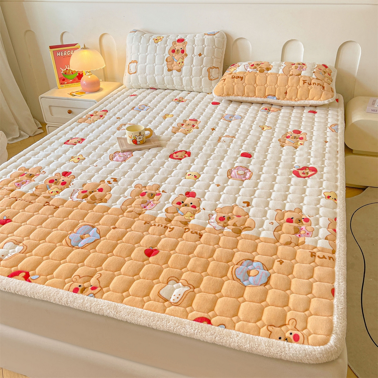 91家纺网 家纺一手货源 找家纺 雯豆家纺 【加厚款】2025新款牛奶绒床垫床护垫印花小清新床褥床垫子 牛奶绒床褥-欢乐聚会【加厚款】