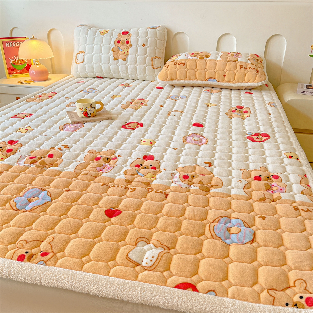 91家纺网 家纺一手货源 找家纺 雯豆家纺 【加厚款】2025新款牛奶绒床垫床护垫印花小清新床褥床垫子 牛奶绒床褥-欢乐聚会【加厚款】