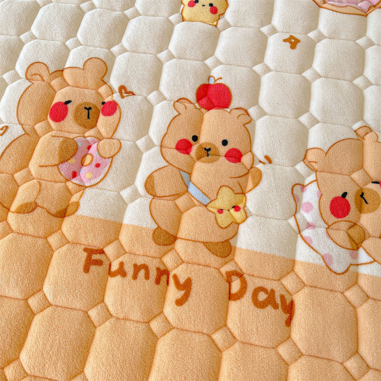 91家纺网 家纺一手货源 找家纺 雯豆家纺 【加厚款】2025新款牛奶绒床垫床护垫印花小清新床褥床垫子 牛奶绒床褥-欢乐聚会【加厚款】